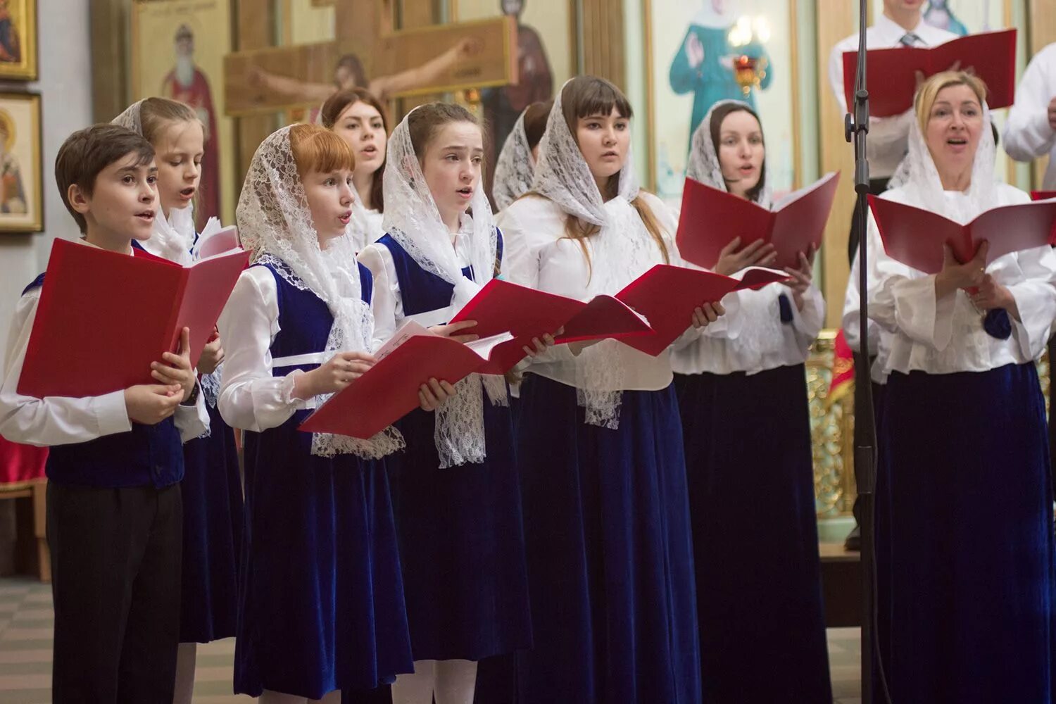 Церковный хор. Хоровое пение в церкви. Хор в церкви. Певчий церковного хора. Православный церковный хор