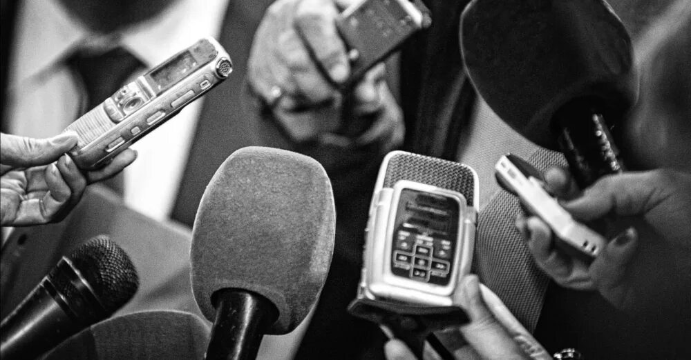 Микрофон журналиста. Интервью. Журналистика общество. Журналиурзтлка. Журналистика фон.