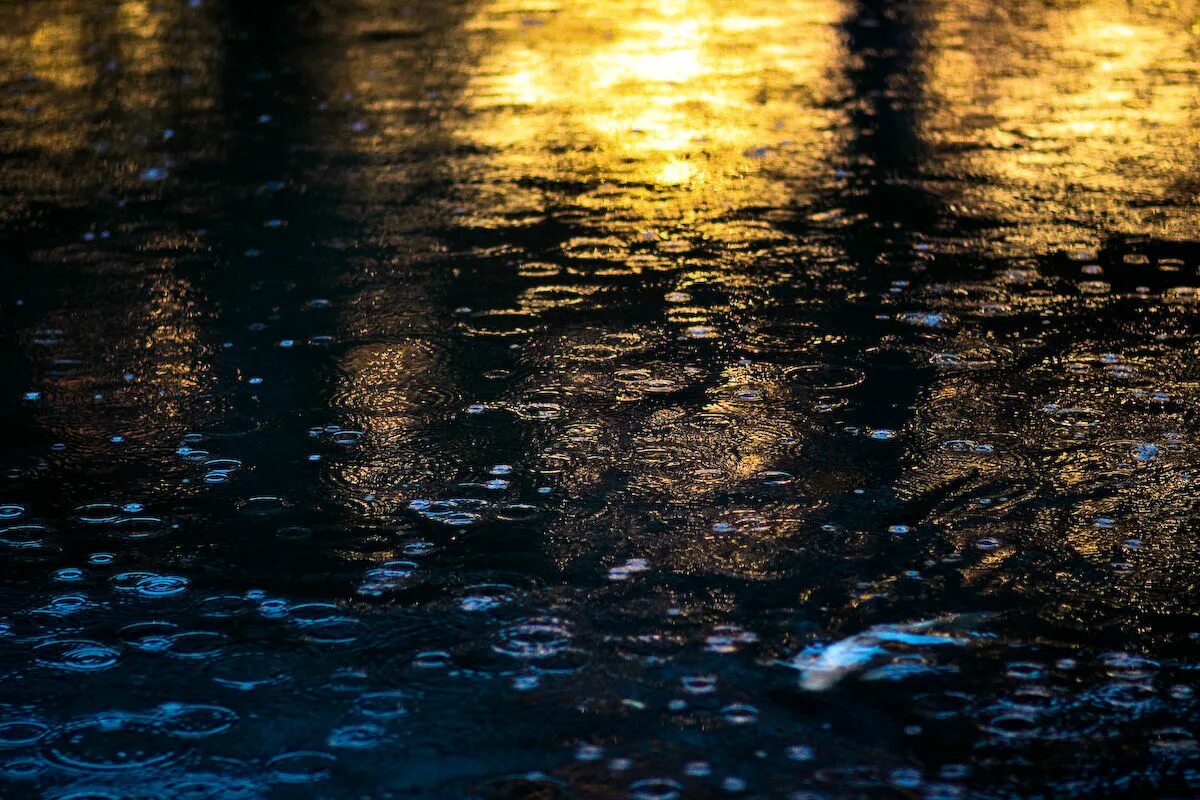 Капли дождя на воде. Гладь воды. Дождь. Ночной дождь.