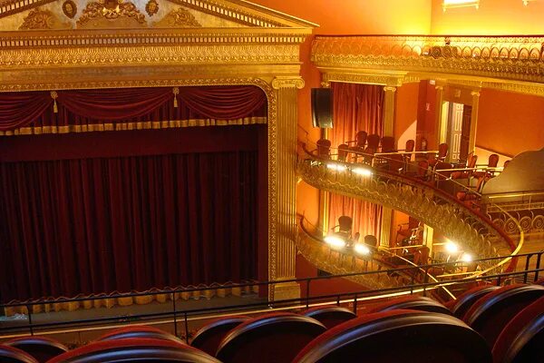 Вид с балкона в театре. Бельэтаж в александрийском театре. Театр вид с балкона. Что такое партер и амфитеатр в театре. Большой театр 1 ярус ложа.