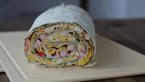 Рулет из лаваша с крабовыми палочками огурцом