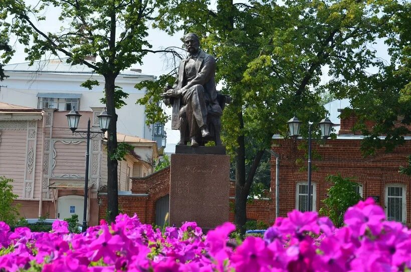 Сквер Гончарова Ульяновск. Памятник Гончарова Ульяновск. Памятник Гончарову в Ульяновске. Достопримечательности ульяновскапамчтник Гончарову.