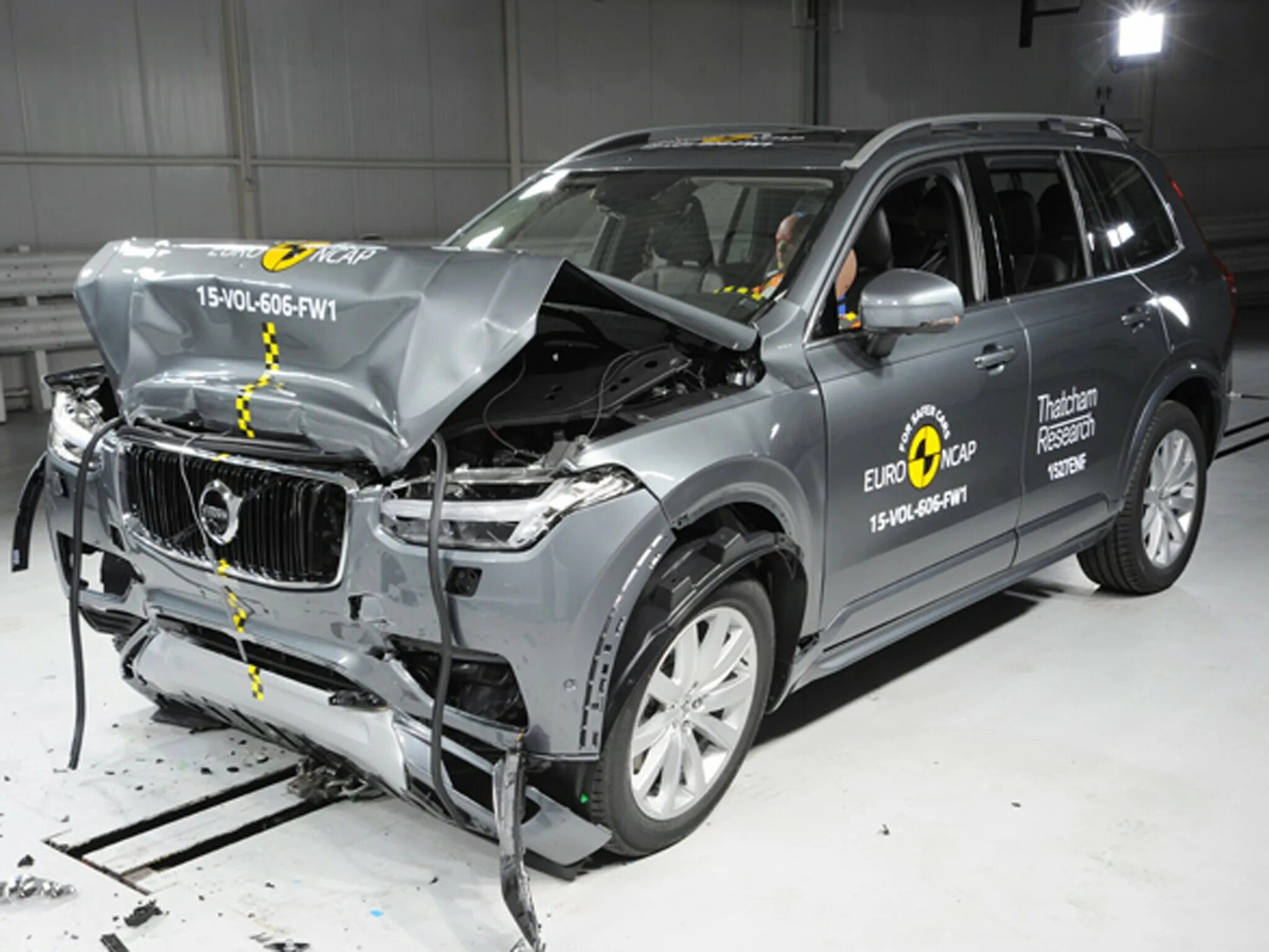 Качеству и безопасности автомобиля. Xc90 crash Test. Volvo xc90 краш тест. Самый безопасный автомобиль. Самые безопасные авто.