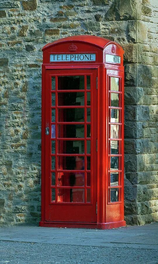 Британия телефон. Британский телефон. Британский красный цвет. British telephone Box. Box для телефона.