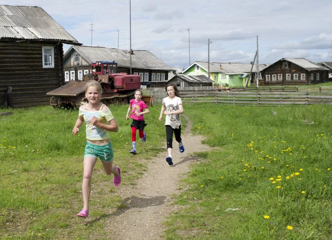 Девочка жили в деревне. Девочка в деревне. Деревенские люди. Жизнь в деревне. Лето в деревне люди.