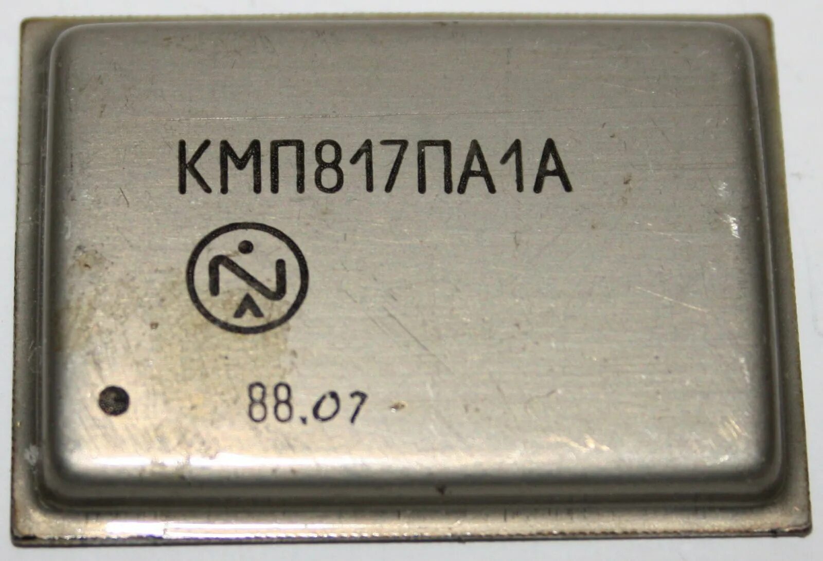 Микросхема кмп203уп1. Микросхемы в металлическом корпусе. Советская микросборка в металлическом корпусе. Кмп201пн1.