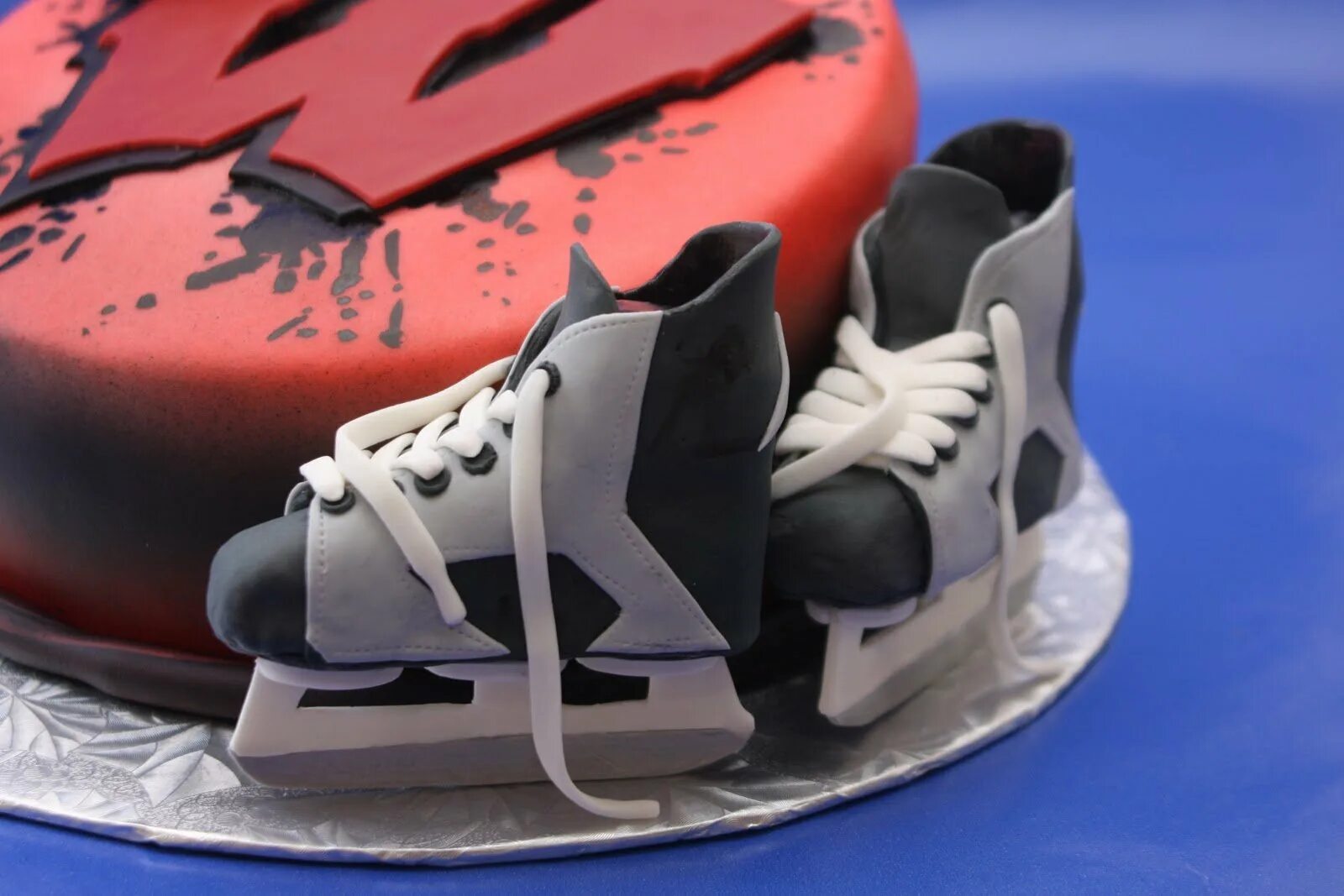 Торт хоккей. Торт хоккеисту. Торт хоккейный конек. Торт хоккей для мальчика.