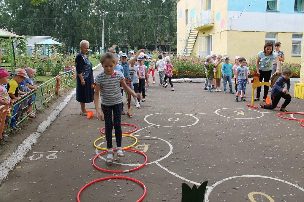 Веселые старты в ДОУ. Веселые старты в детском саду подготовительная группа. Спортивное развлечение в подготовительной группе весенние старты. Спортивное развлечение в подготовительной группе Веселые старты.