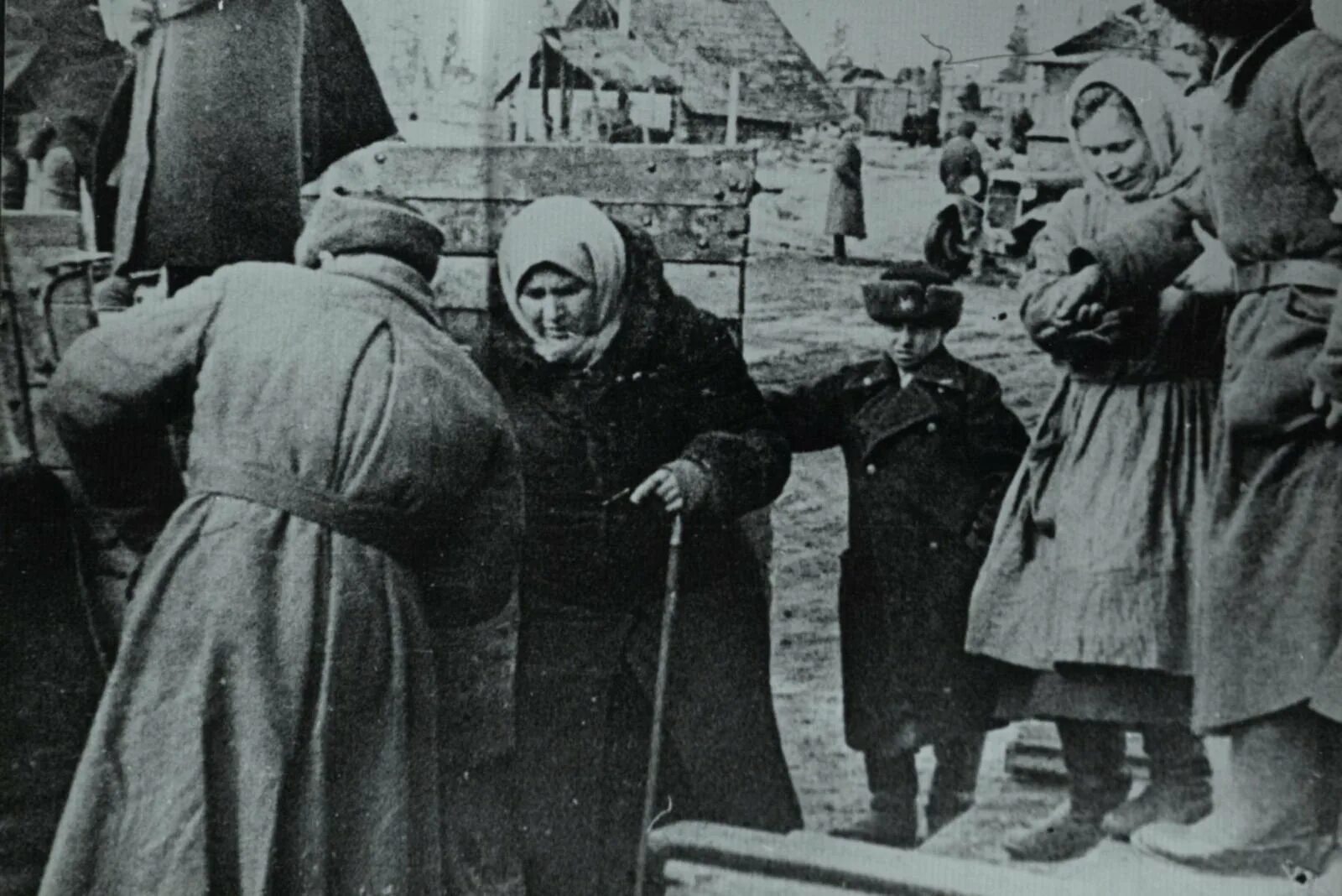 Самое страшное испытание для жителей блокадного. Эвакуация в блокадном ленинграде. мирные жители блокадного ленинграда. эвакуация из ленинграда 1941. эвакуация населения блокадного ленинграда.