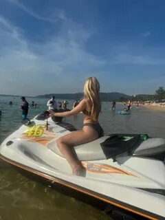 Порно сидит қыздардың пискасын және жопаларын жалайды