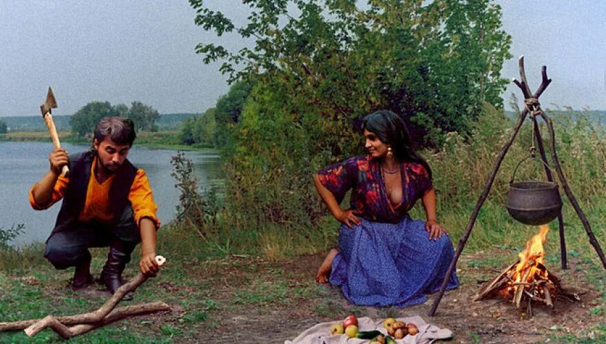 Цыганка в лесу. Сказочная пляска в лесу. Цыганка у костра. Табор цыган. Цыганская палатка.