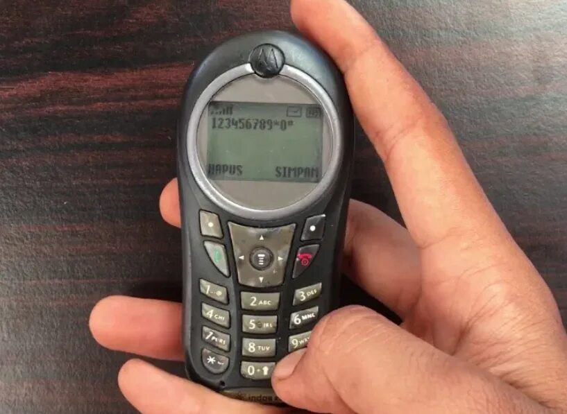 Моторола год выпуска. Motorola раскладушка 2000. Мобильный телефон моторола 2000. Моторола с370. Motorola сотовый 1999.