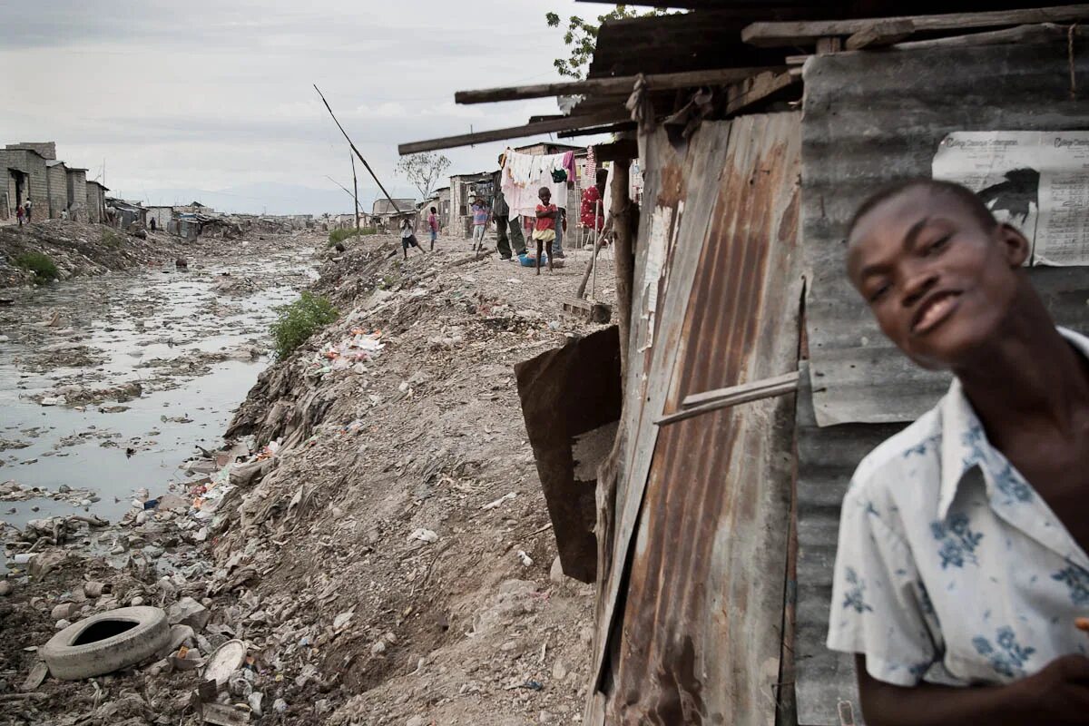 Жизнь в бедной стране. Гаити трущобы. Гаити трущобы бедность. Гаити уровень жизни. Уганда трущобы.