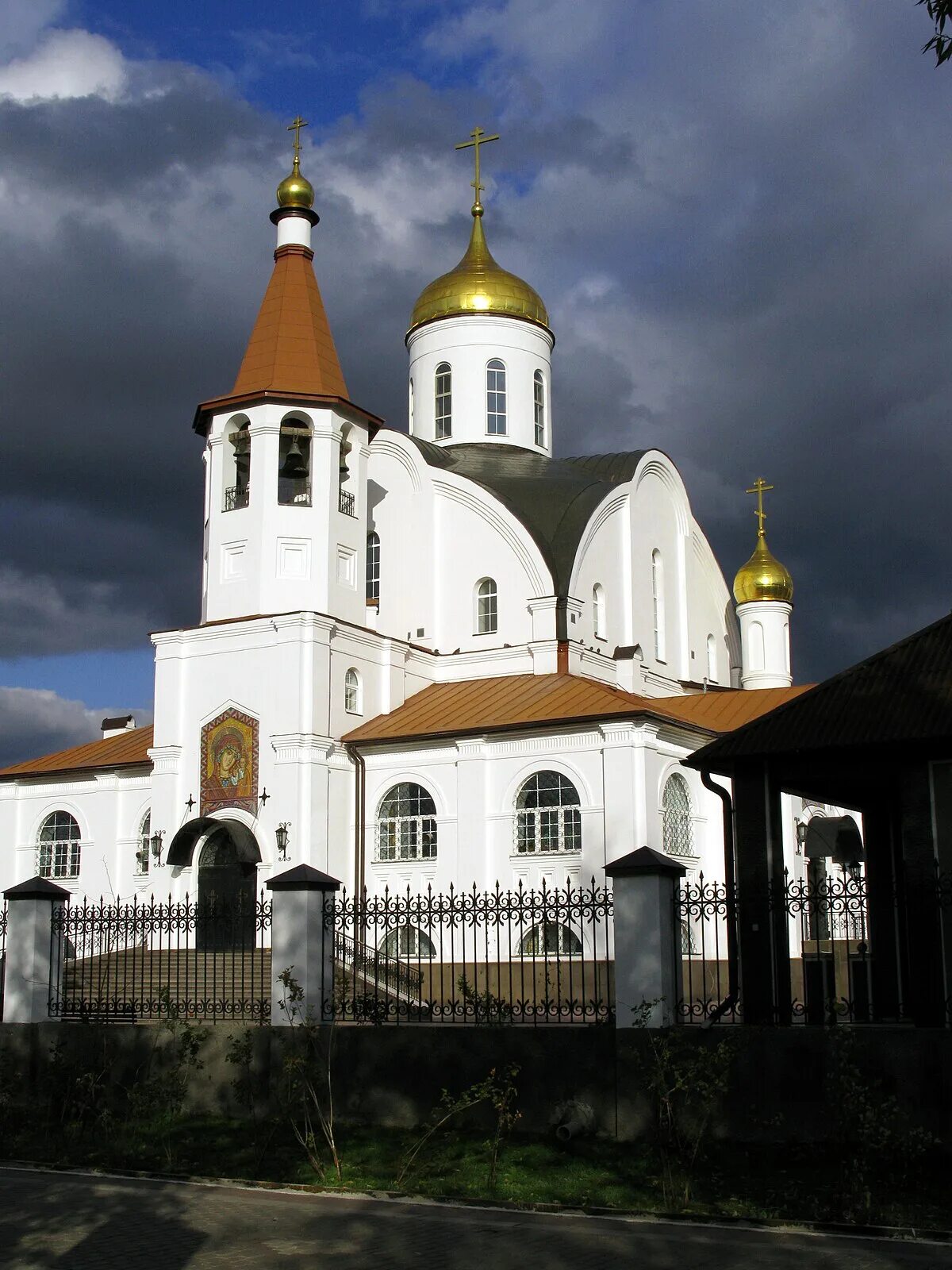 Храм казанской иконы божией матери в реутове. Казанский храм Реутов. Храм Казанской иконы Божией матери Реутов. Церковь в Реутове Казанской Богоматери. Казанская Церковь (Реутов).