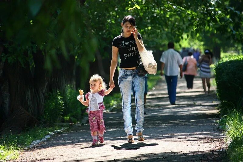 Мама гулять на улице. Дети на прогулке. Прогулка детей на улице. Мама с ребенком на прогулке. Мамочка гуляет с ребенком.