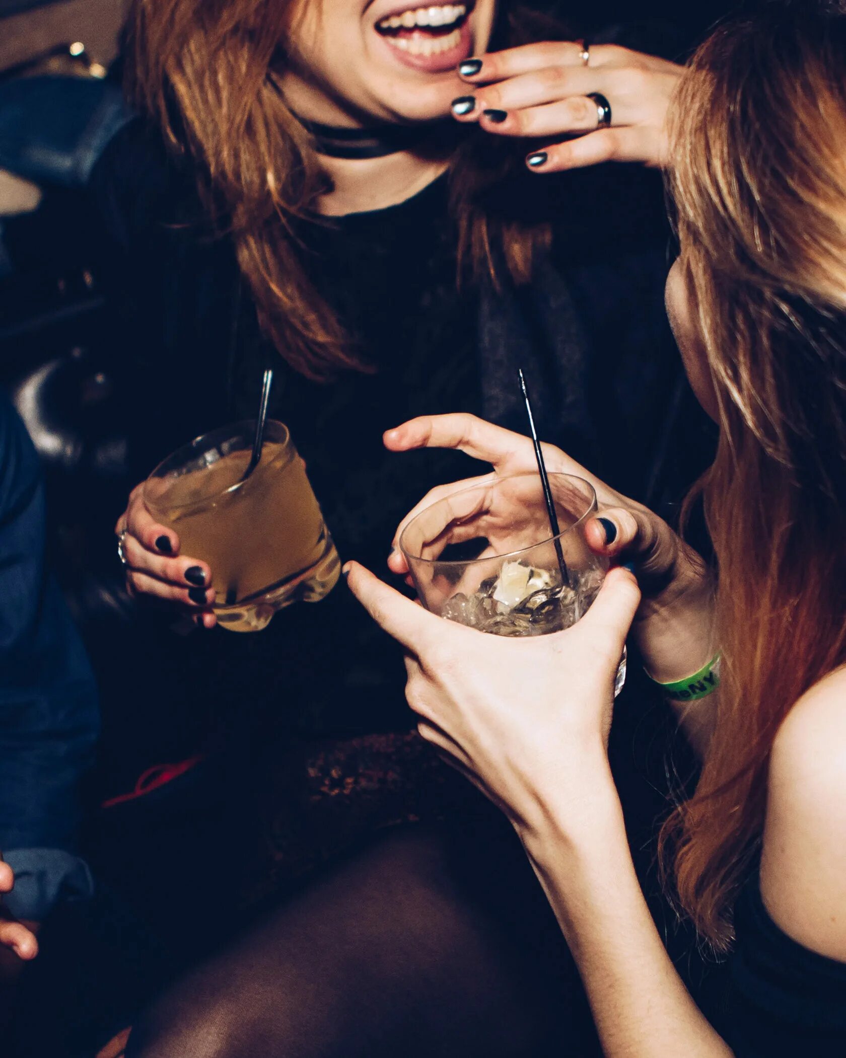 Club dance dragon party. Жесткая вечеринка. Картинка дискотека молодежная. Тусовка в ресторане. Блондинка в клубе танцует.