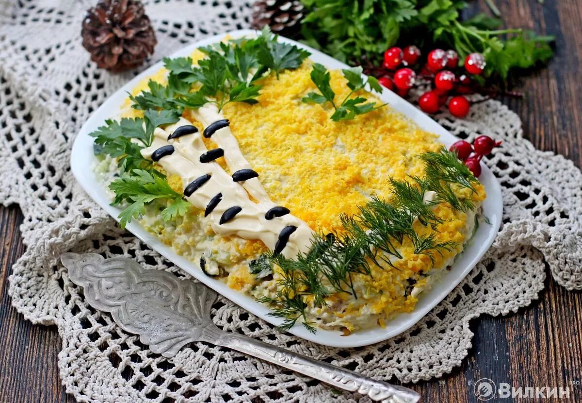 Простые салаты на праздничный с курицей. Салаты для праздничного стола. Салаты на праздничный ст. Красивый салат с курицей. Салат необыкновенный.