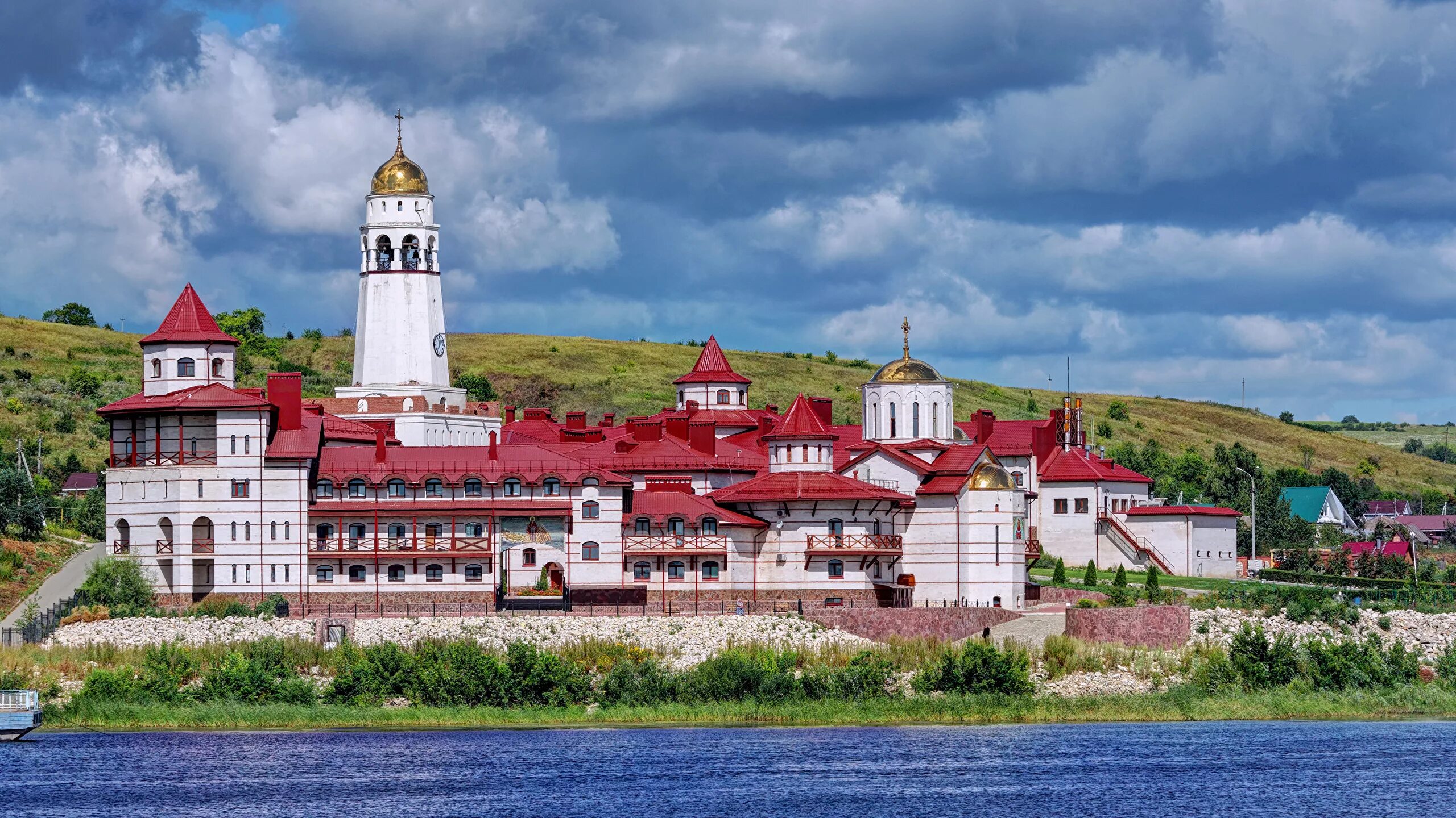 Монастырь на левом берегу. Винновка монастырь Самара. Поселок Винновка Самарская область. Пристань Винновка Осиновка. Винновка и Церковь в Осиновке.