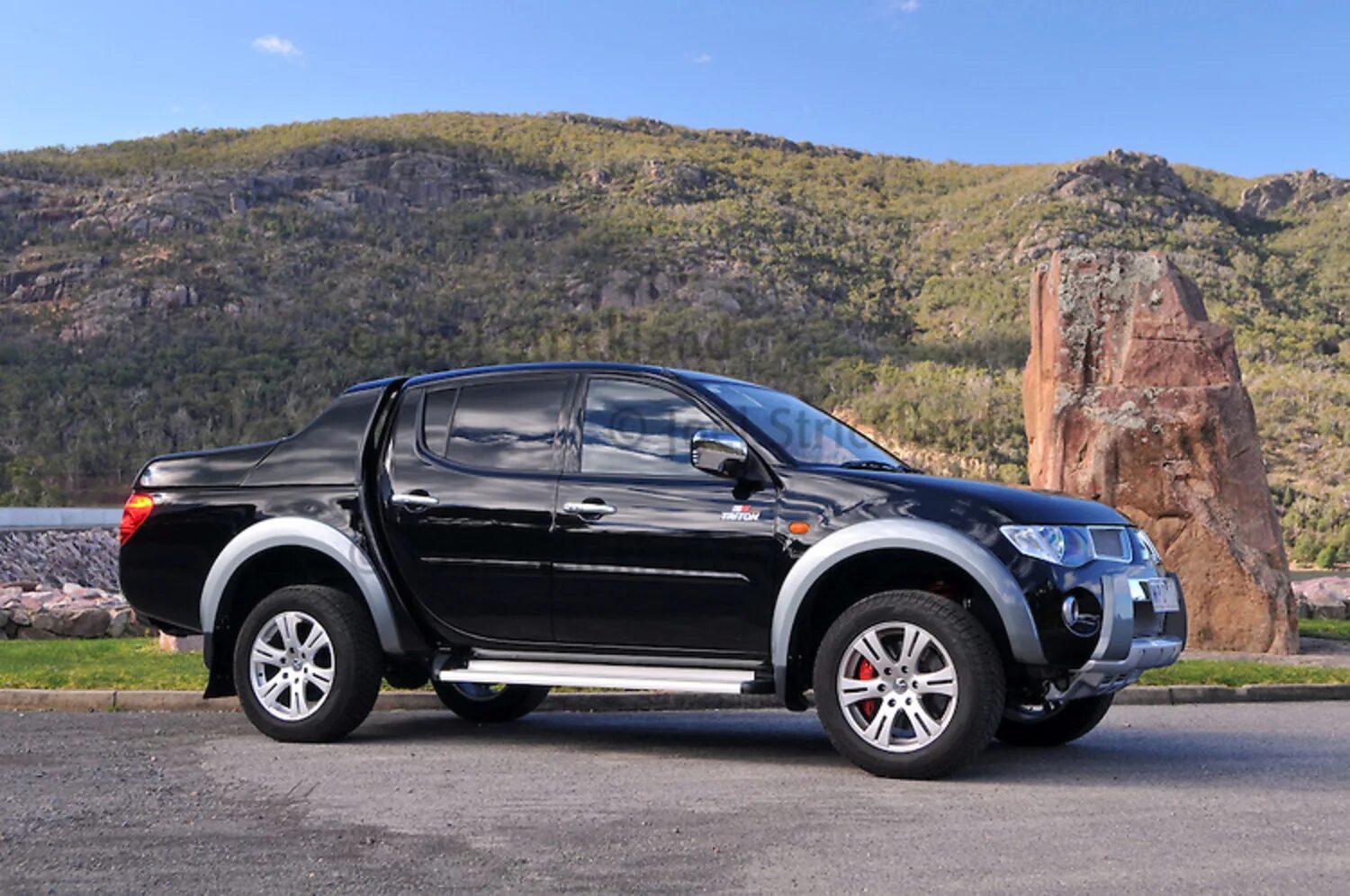 Mitsubishi l200 2011. Мицубиси л200 Тритон. Митсубиси л200. Мицубиси Эль 200. Митсубиси l200 кроссовер.