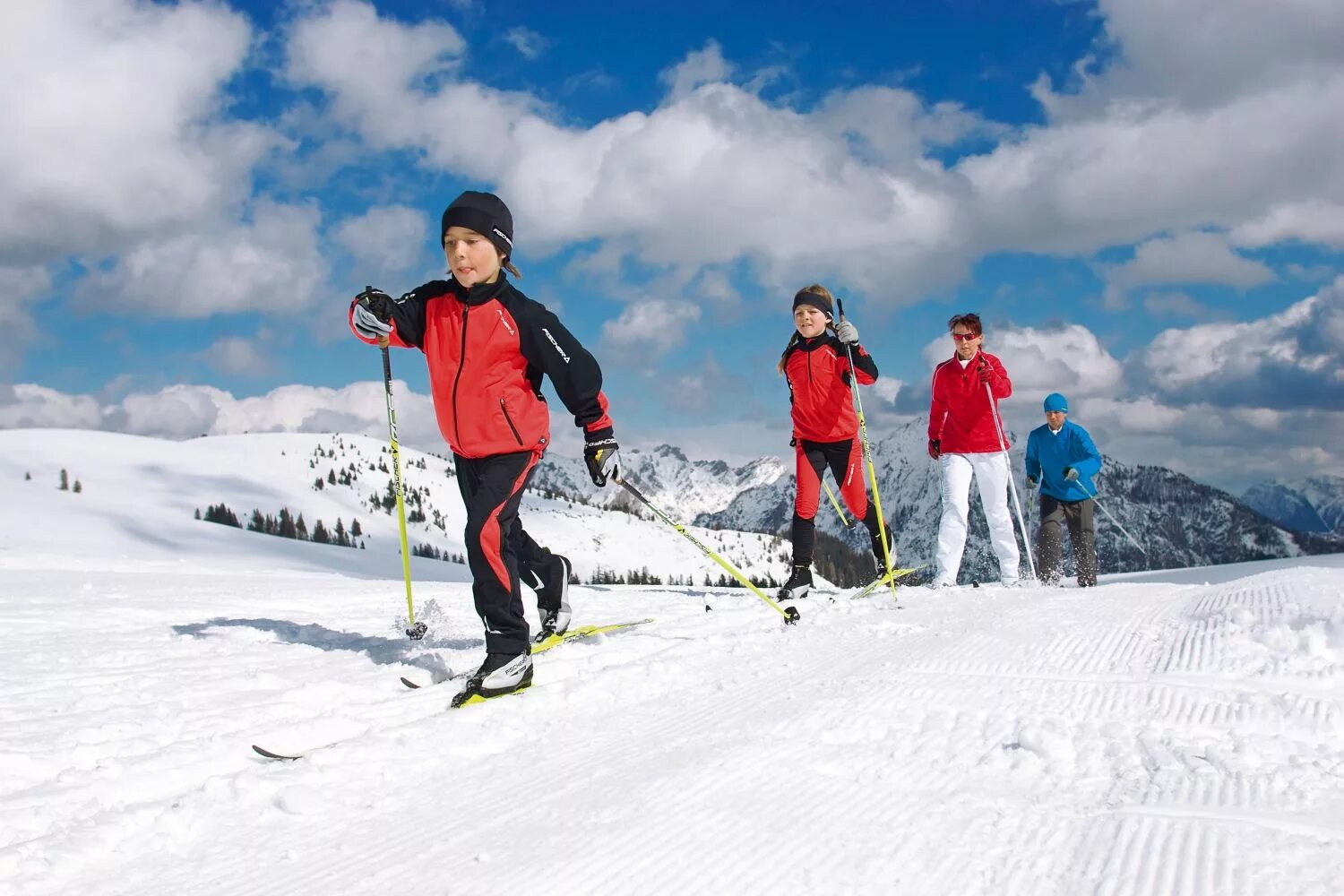 Семья лыжников. Дети на беговых лыжах. Ходьба на лыжах дети. Лыжи беговые детские. Катание на лыжах.