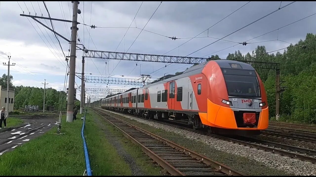 Ласточка камышлов екатеринбург. Электропоезд эс2г ласточка. Ласточка каменск уральский. Электричка екатеринбург каменск-уральский. Электропоезд.