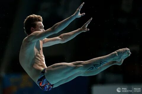 На чемпионате по прыжкам в воду выступают