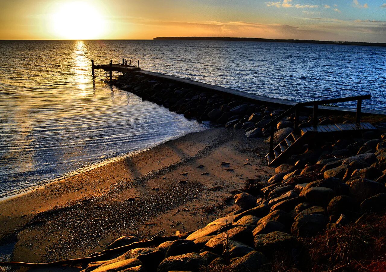 Огораживают море. Ограждение у моря. Огораживают море. Огораживают море. Каменный пирс анапа.