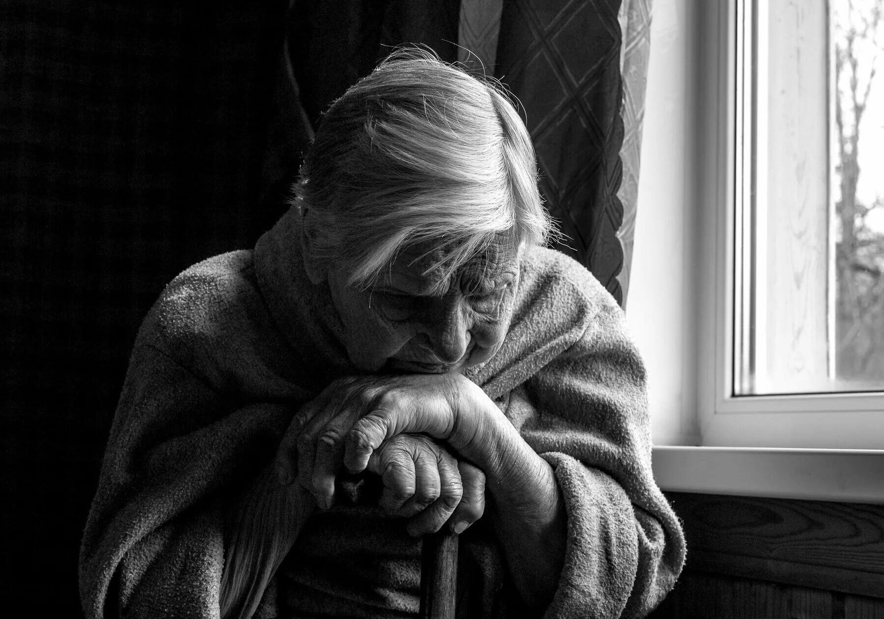 Старая мама плачет. Мама плачет. старушка мать. одинокая старость. грустная бабушка.