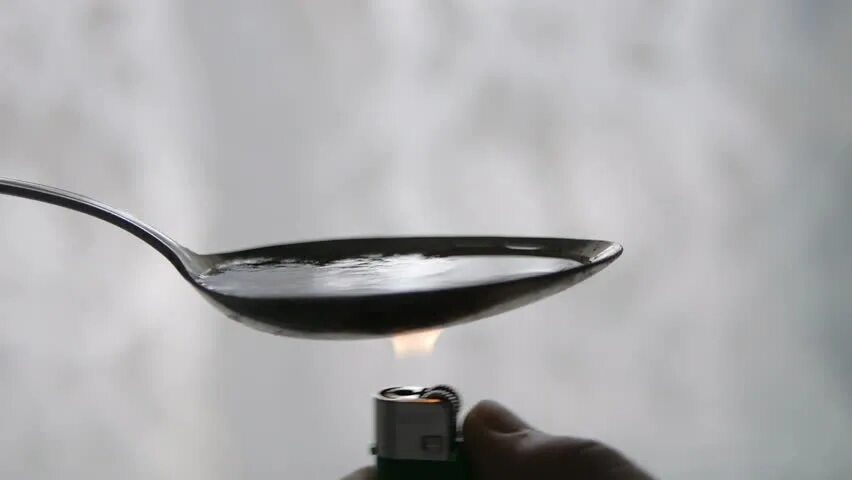 Нагревание ложки. Нагревание ложки. Героин на ложке. Ложка зажигалка шприц. Соль на ложке и зажигалка.