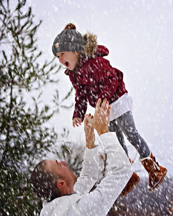 Человек идет по сугробам. Father snow. Зимняя фотосессия дети с папой. Зимняя фотосессия в лесу. Люди зимой.