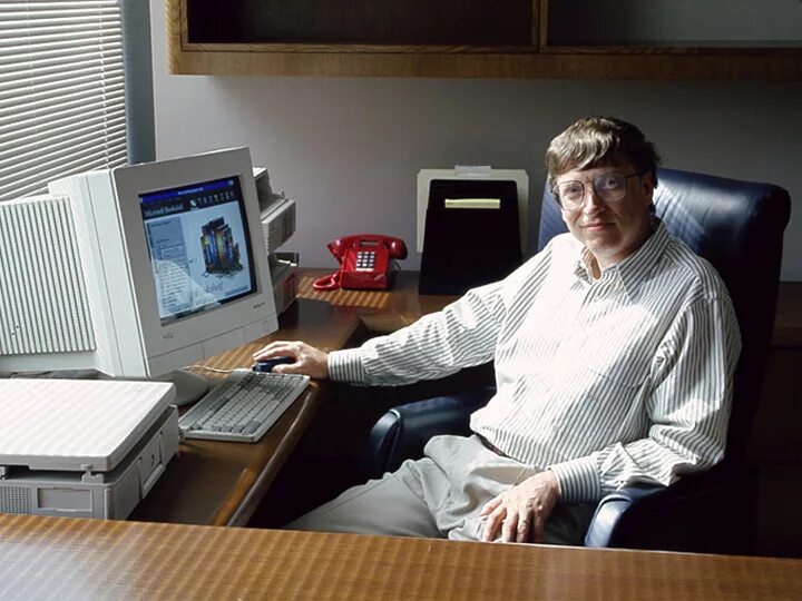 Внешность программиста. Программист 40 лет. Бизнесмен в очках. Мужчина в офисе. Программист 40 лет.