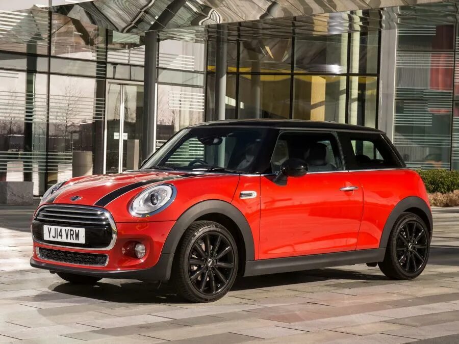Будет ли 16 мини. Красная машина мини купер. мини купер красный. mini cooper red 2025. мини купер красный с белой крышей.