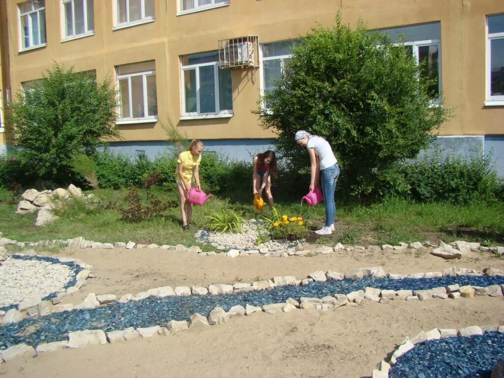 Пришкольный двор. Школьный двор. Школьный двор пришкольная территория. Цвети школьный двор. Уборка территории школы.