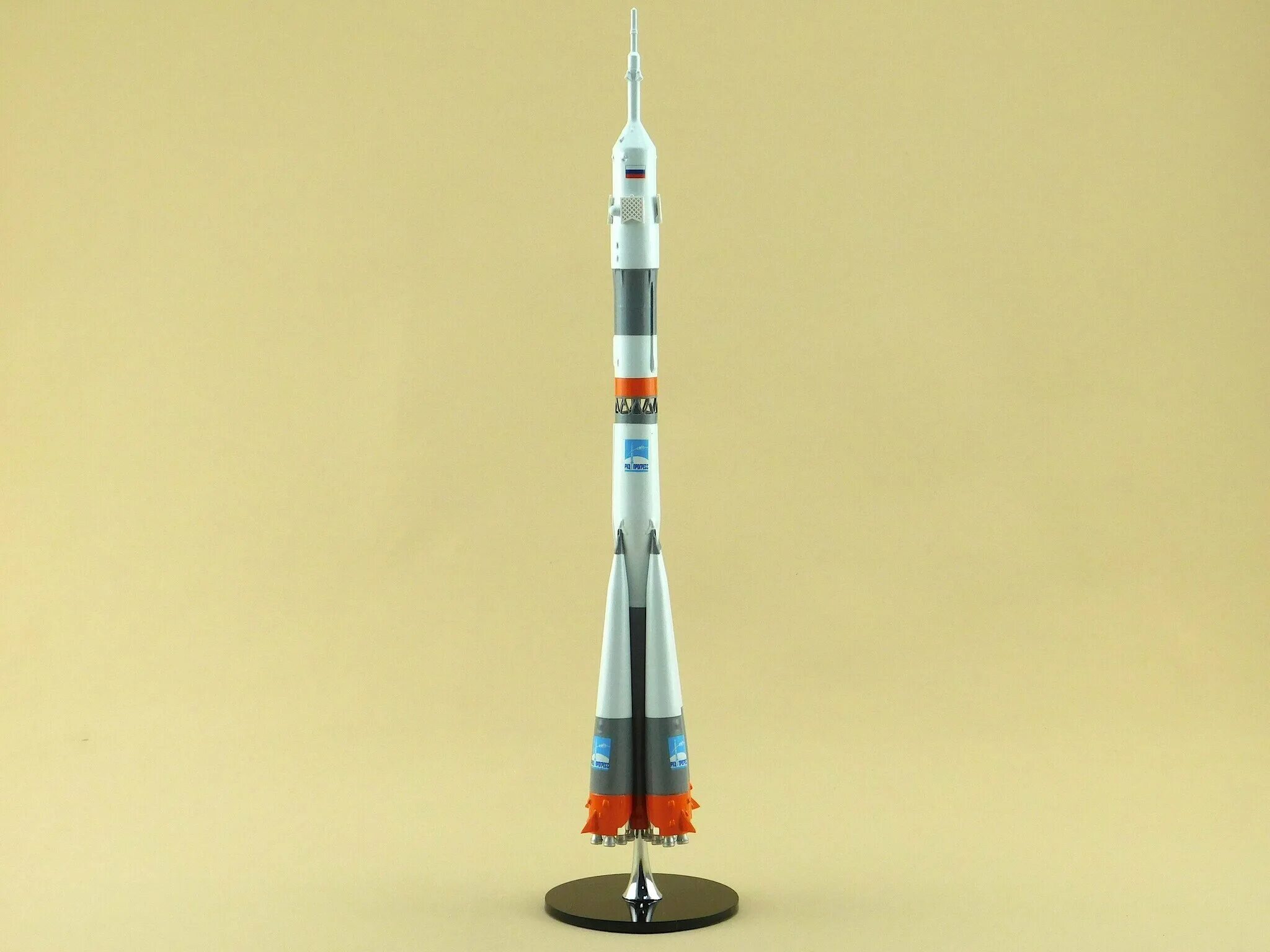 Первая ракета носитель ссср. Модель ракеты-носителя "Союз" (пилотируемый) 1:144. Модель ракета-носитель пилотируемый (м1:144). Модель ракетоносителя Союз. Союз м1 ракета.