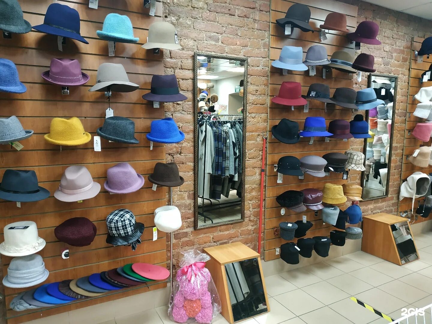 Petersburg, антикварная лавка. одежда для города. антикварный магазин в пассаже спб. хранение багажа. антик магазин владимирский проспект.