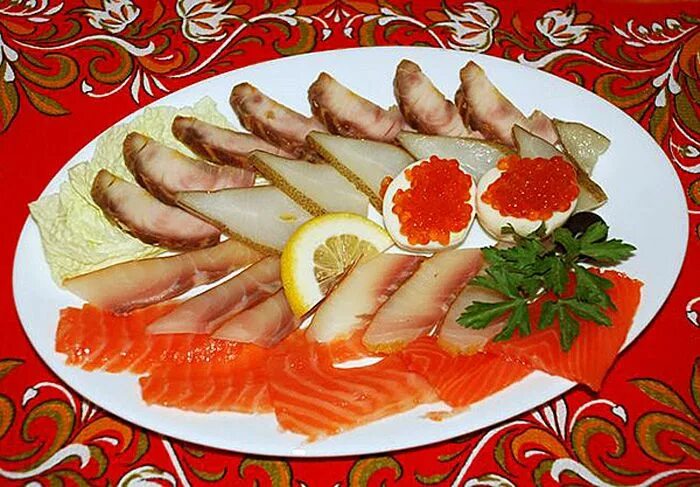 Рыбная тарелка. Рыбная тарелка на праздничный стол. Украшение рыбной нарезки. Сервировка рыбной нарезки.