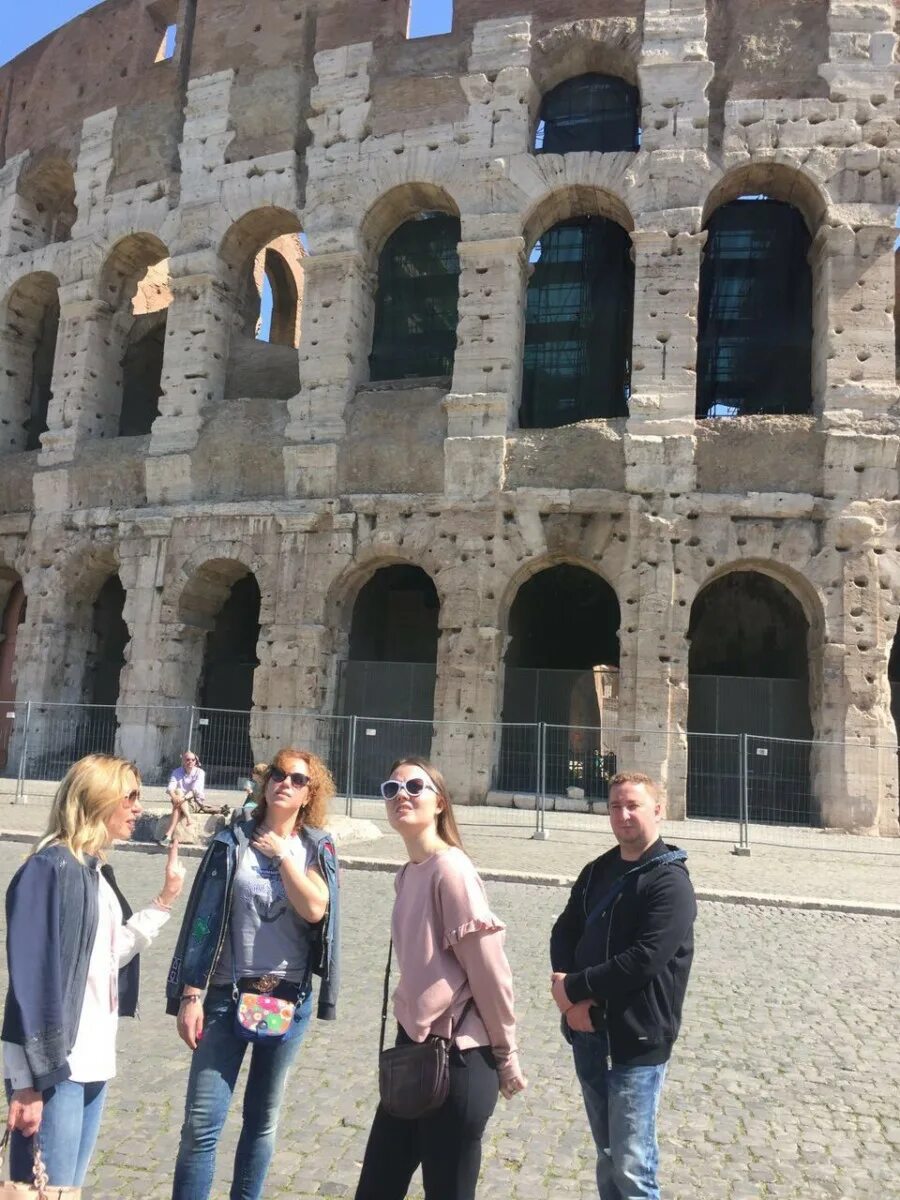 Гид по риму. Экскурсия в колизее. Экскурсовод в риме. Светлана синица гид в риме. Официальный экскурсовод рима и ватикана канал.