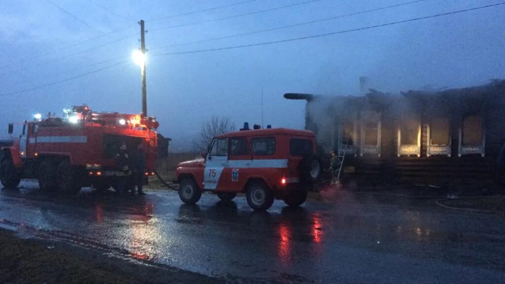 Пожар для детей. Сгоревший дом. Дом после пожара. Пожар на балконе. Пожар в грачёвка.