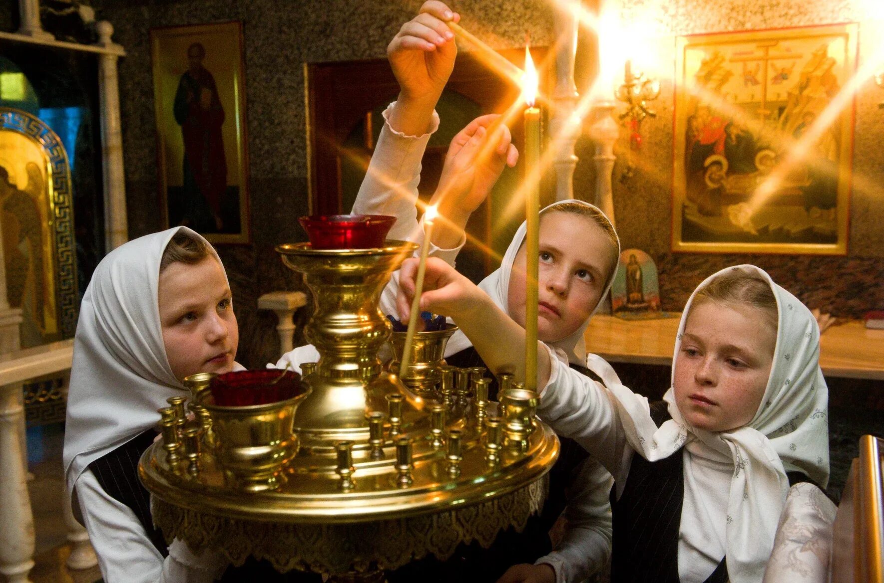 Дети в церкви. Православный храм. Дети в православном храме. Православная семья в храме.