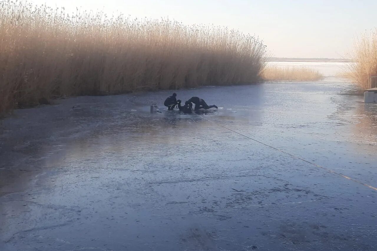 Варваровское водохранилище рыбалка зимняя. Варваровское водохранилище Волгоград. Утонул Рыбак в Волгограде. Зимняя рыбалка в Волгоградской области.