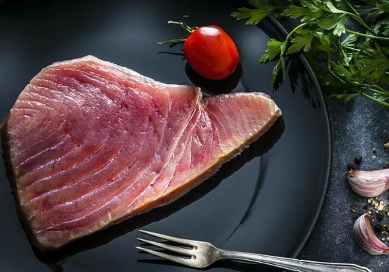 Тунец какого цвета мясо. Тунец мясо. стейк тунца. тунец фото. стейк голубого тунца.