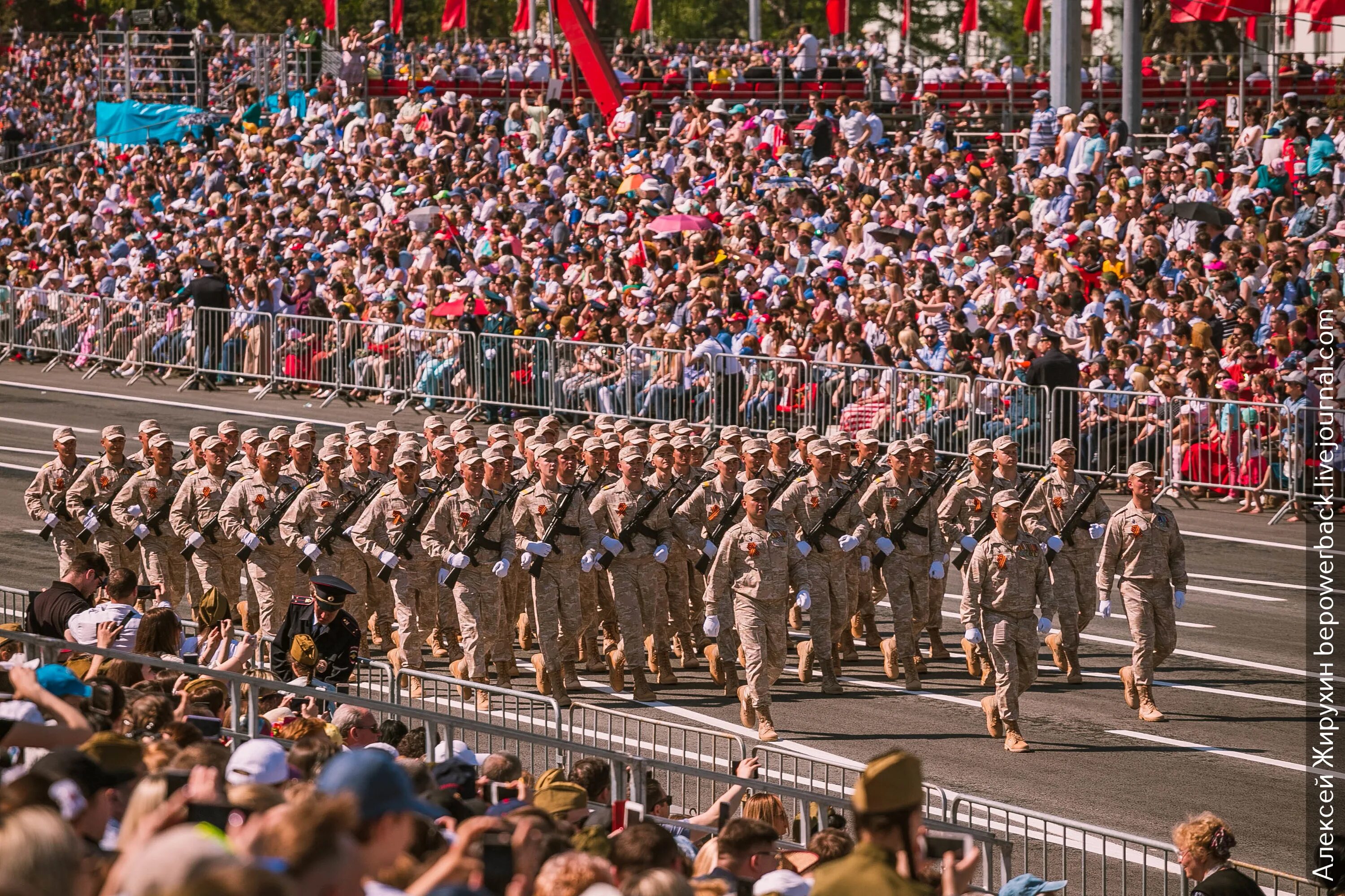 Цель парадов. Трибуны 9 мая. Парад Победы зрители. Парад 9 мая трибуны. Парад 9 мая вид трибуны.