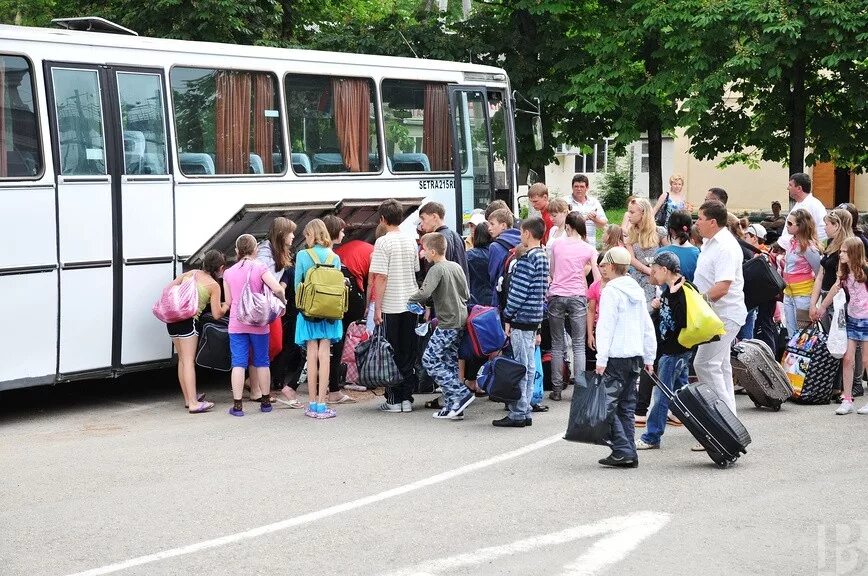 Игра в автобусе для детей в лагере. Экскурсии для школьников. школьные экскурсии автобусные. автобус в лагерь. поездка на автобусе.