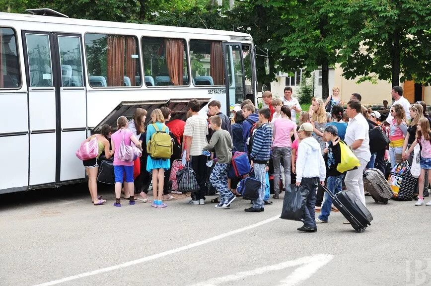 Экскурсии для школьников. Школьные экскурсии автобусные. Отъезд в лагерь. Автобус в лагерь.