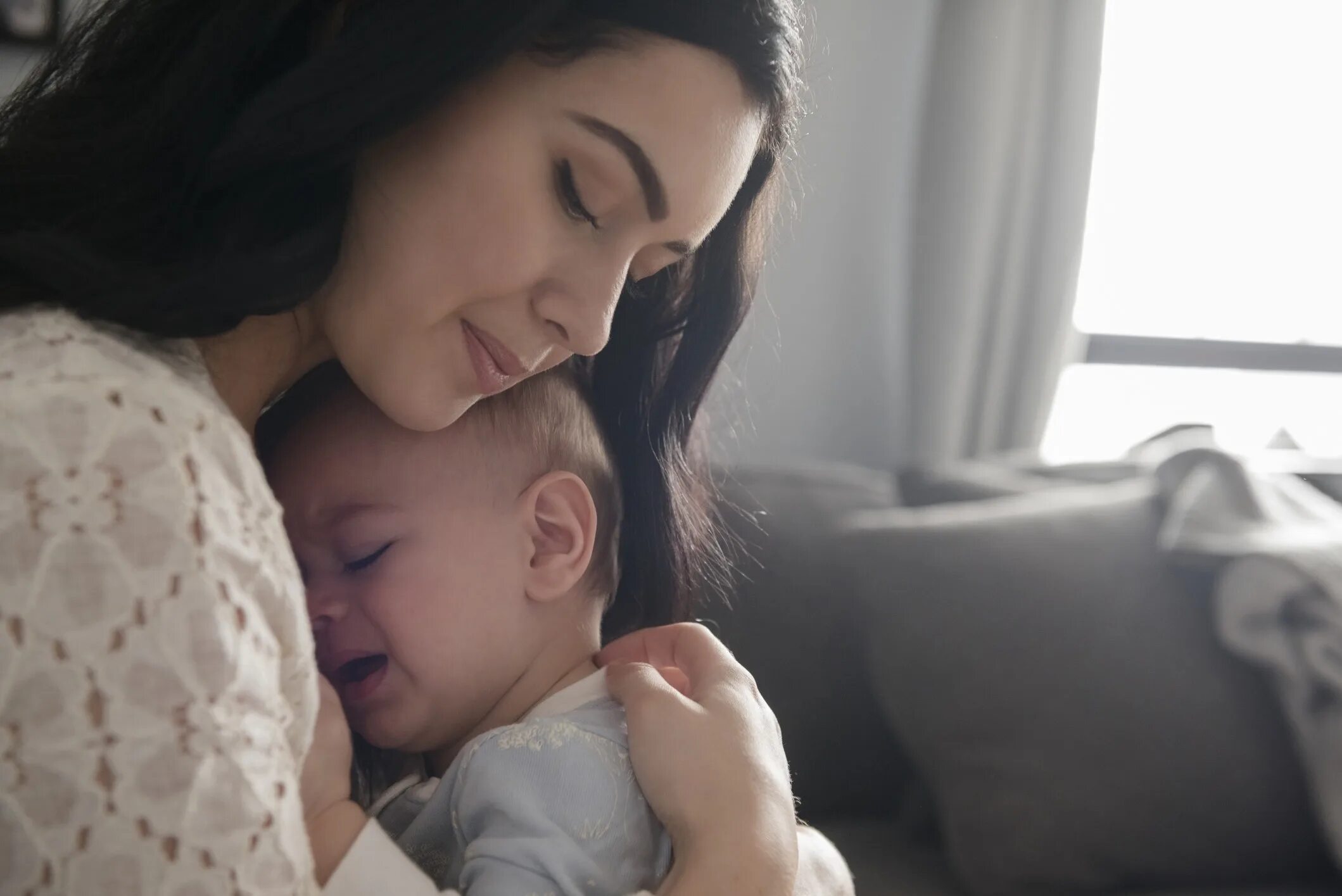 Мама рядом им с ней. Бейби мама. Mother and Baby Cry. С новорожденным сыном. Девушка с ребенком 2023.