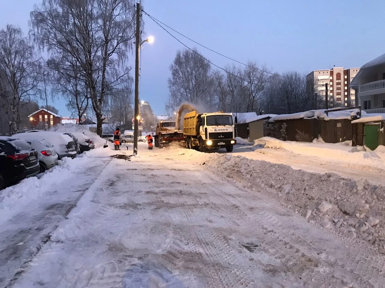 Сыктывкар вчера. Вывоз снега. первый снег в городе. расчистили дворы от снега сыктывкар. октябрьский проспект 170 сыктывкар.