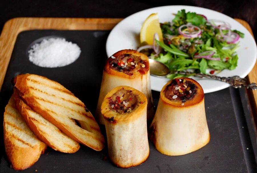 Рецепт костных мозгов. Мозговые кости блюдо. Рецепт костных мозгов. Костный мозг блюдо в ресторане. Строение кости красный и желтый костный мозг.