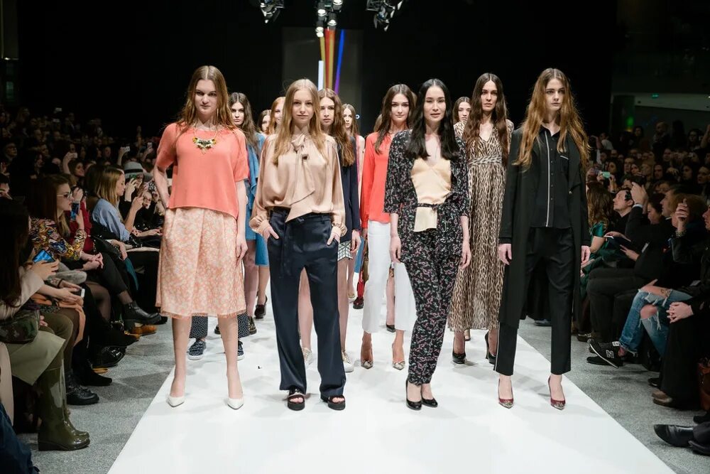 Art fashion week. вика смоляницкая неделя моды. ульяна смоляницкая дизайнер одежды. неделя искусств в москве. москоу фэшн вик 2022.