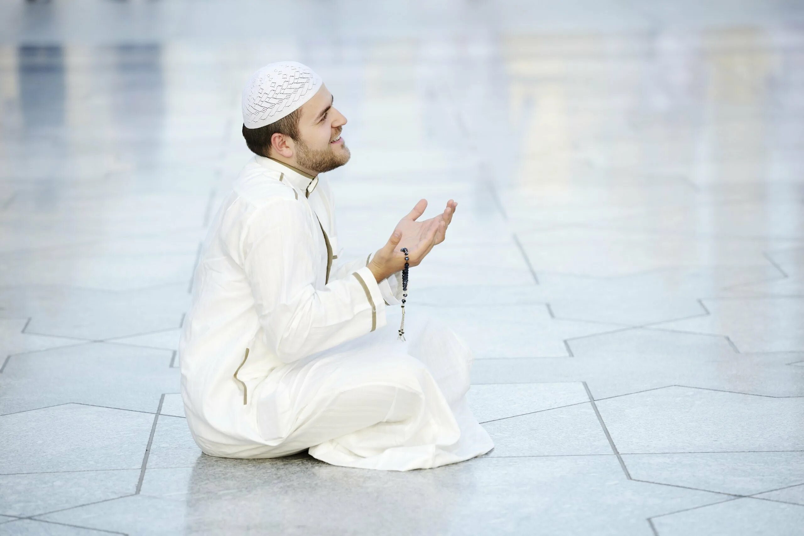 Строгий мусульманин. Мусульманин молится. Человек в намазе. Мусульманский человек. Что такое намаз у мусульман.