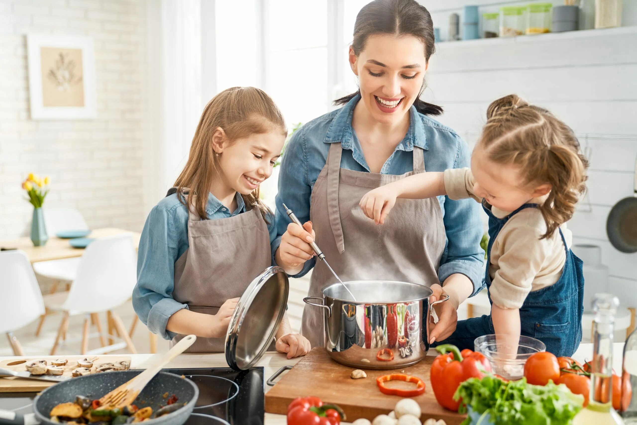 Мама на кухне на английском. Семья на кухне. Счастливая семья на кухне. Семейная фотосессия на кухне. Готовим для детей.